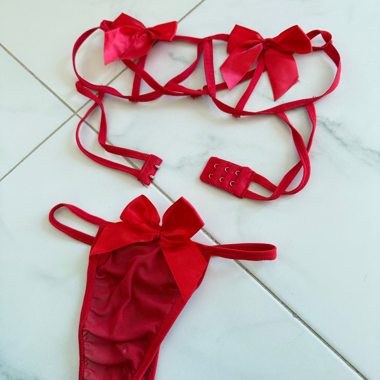 Exklusives Rotes Dessous-Set mit Schleife – direkt von Anja Diergarten