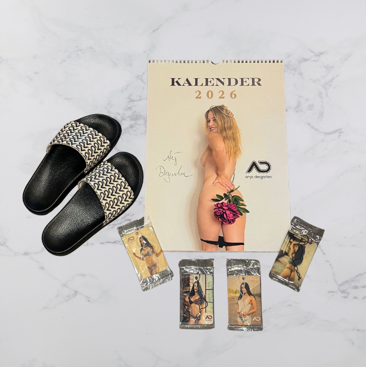 Kalender 2026 Small Set, Anja Diergarten, Kalender, calender,model, shooting, Fotos, Duftbaum, Car Refresh, Duftbäume, Adiletten, Badeschuhe AD