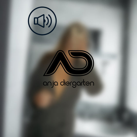 Anja Diergarten, Audio - allein in einem Hotelzimmer. Nur ein dünner Bademantel trennt meine heiße Haut von der kühlen Klimaanlage – und plötzlich klopft es an der Tür. Der Roomservice steht vor der Türe.. Und du stehst vor der Türe - Dein Blick bleibt an mir hängen. Ich spiele in dieser Situation und provoziere.